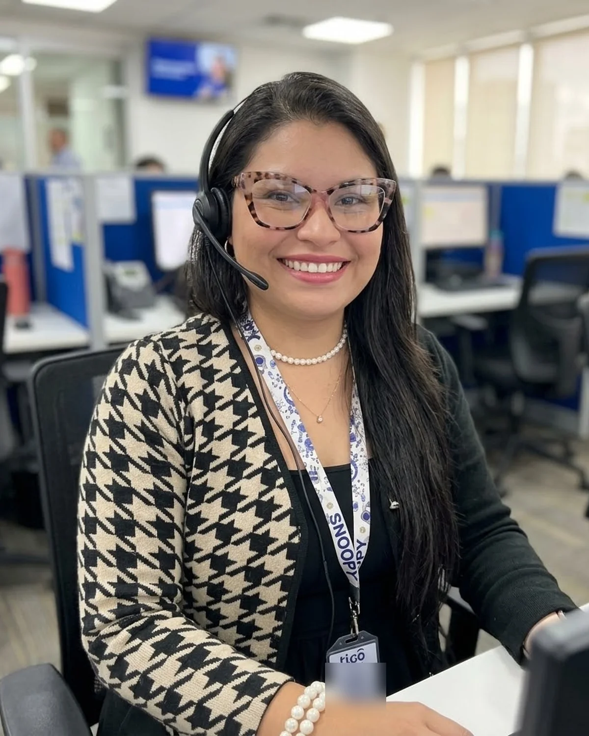 Agente del equipo de Interoceánica en su puesto de trabajo